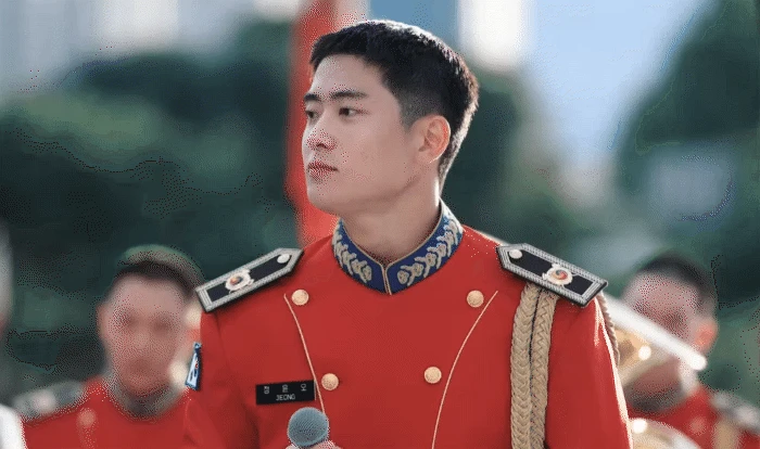Anh quân nhân đẹp trai hát hay: Visual như hoàng tử xé truyện bước ra, ngân nga một câu mà cõi mạng bùng nổ - Hình 3