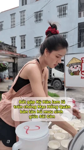 Bất ngờ với hình ảnh Kỳ Hân lam lũ bán tàu hũ vỉa hè, còn đâu chân dài sang chảnh bên Mạc Quân ngày nào - Hình 1