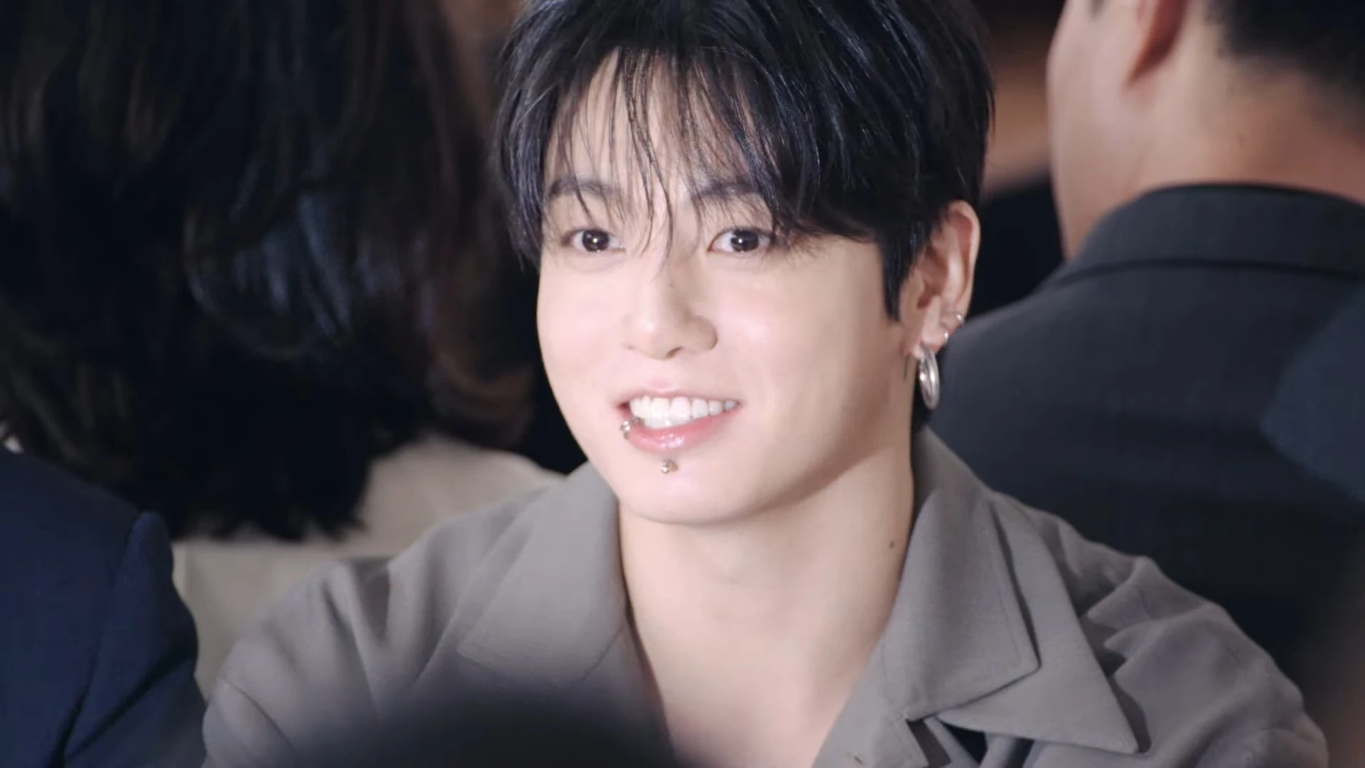 Jungkook (BTS) lộ sụn mũi ở sự kiện tầm cỡ, cư dân mạng nghi dao kéo lỗi? - Hình 3