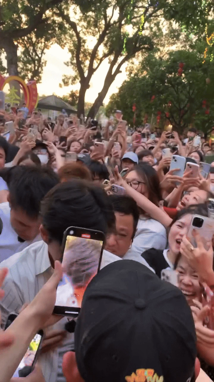 Clip HIEUTHUHAI bị vây kín, kéo áo sờ soạng gây bức xúc - Hình 2