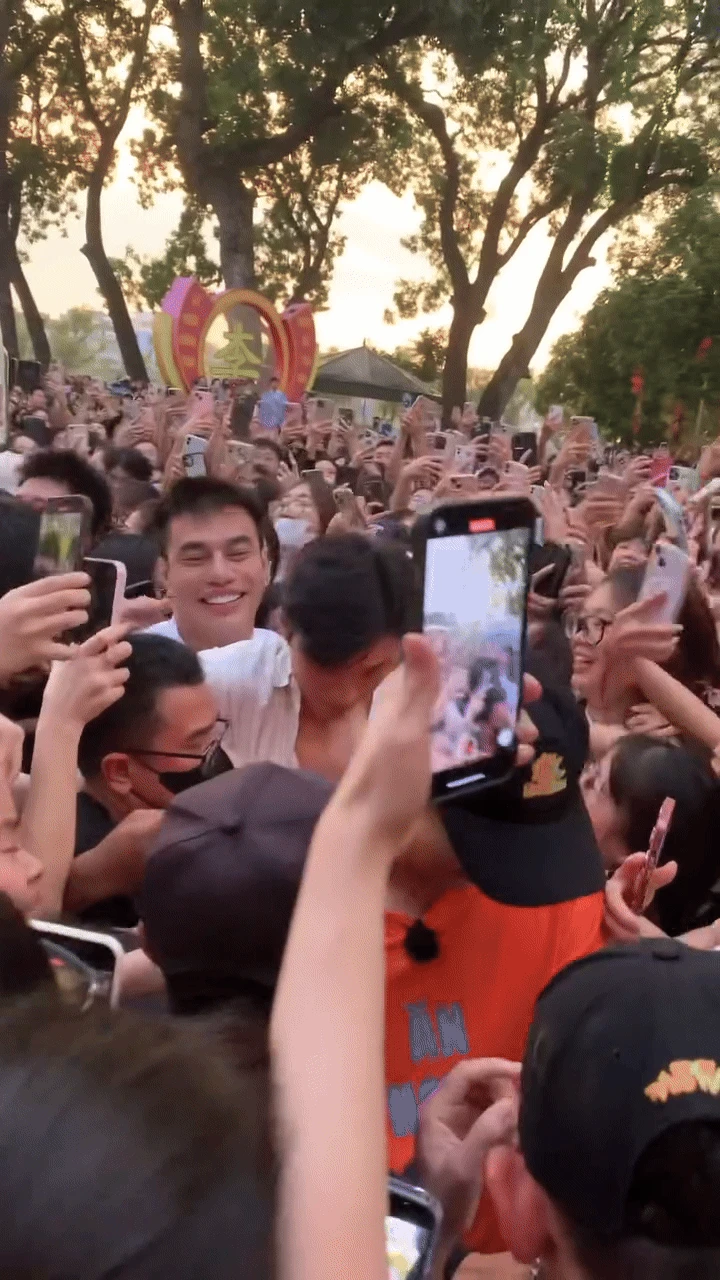 Clip HIEUTHUHAI bị vây kín, kéo áo sờ soạng gây bức xúc - Hình 1