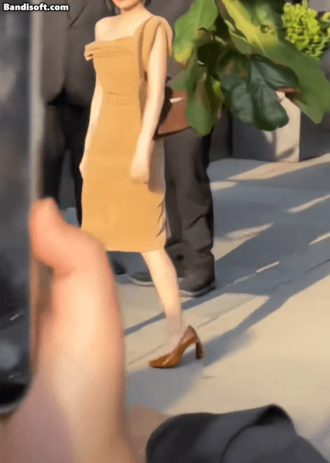 Cả phố náo loạn khi mỹ nhân này vừa bước xuống xe: Người đâu mà đẹp thế không biết, sang đến từng hơi thở - Hình 3