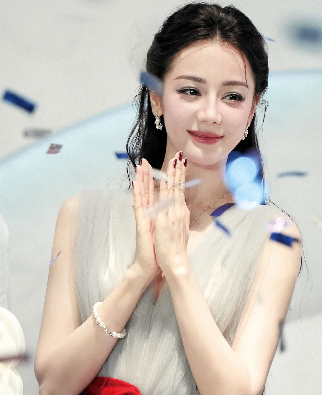 Địch Lệ Nhiệt Ba mặt mũi biến dạng, nghi vấn phẫu thuật thẩm mỹ lỗi, fan sốc? - Hình 5