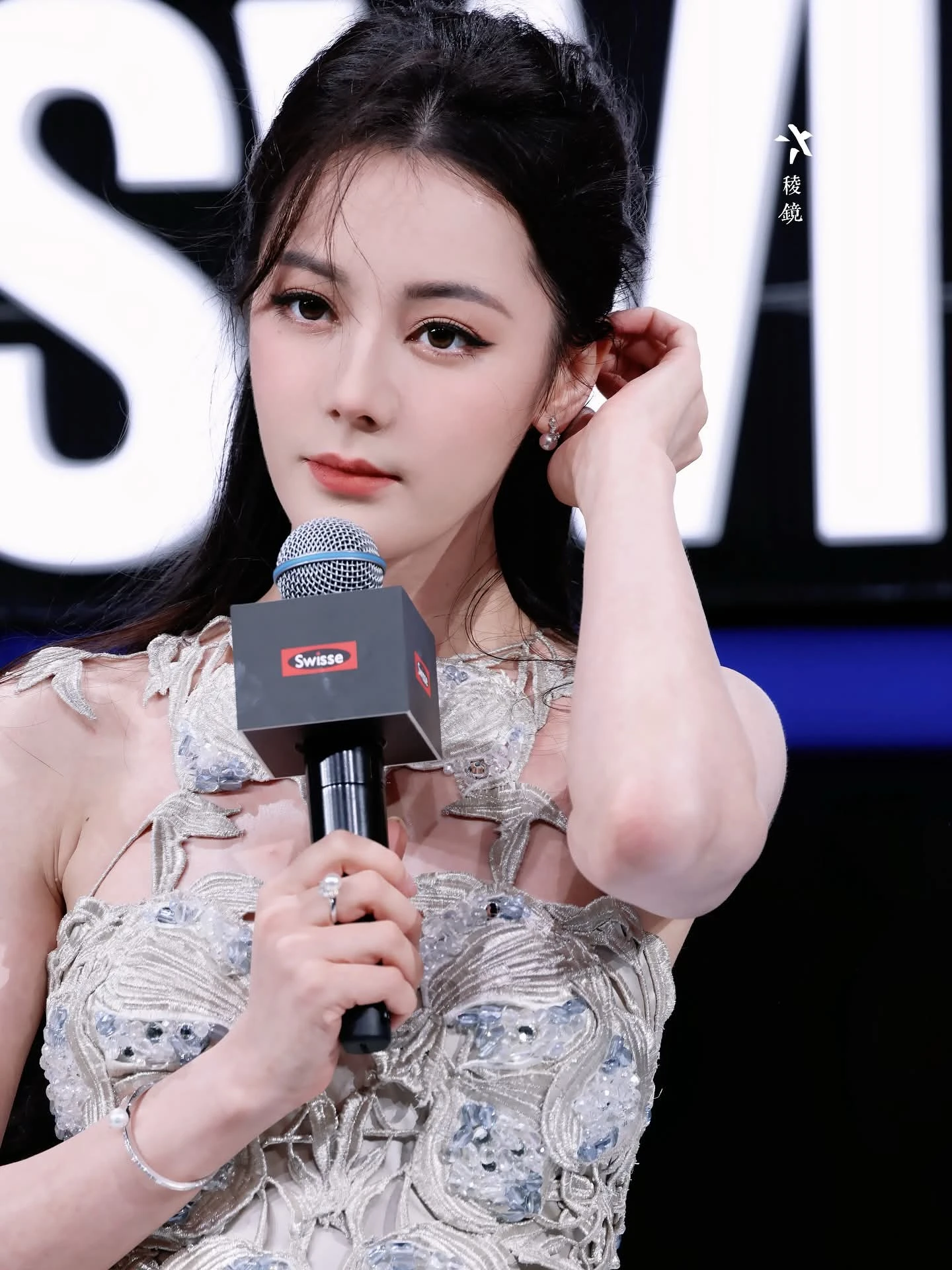 Địch Lệ Nhiệt Ba mặt mũi biến dạng, nghi vấn phẫu thuật thẩm mỹ lỗi, fan sốc? - Hình 3