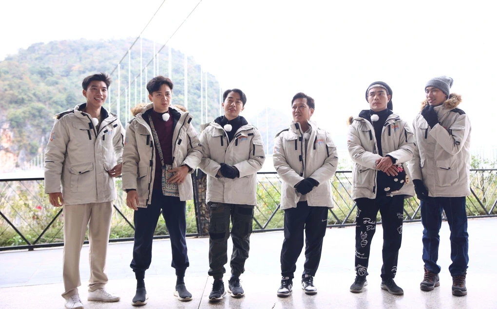 HIEUTHUHAI gặp sự cố, bị fan cuồng kéo áo sờ soạng, clip khiến netizen bức xúc - Hình 6