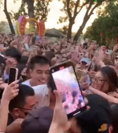 HIEUTHUHAI gặp sự cố, bị fan cuồng kéo áo sờ soạng, clip khiến netizen bức xúc - Hình 2