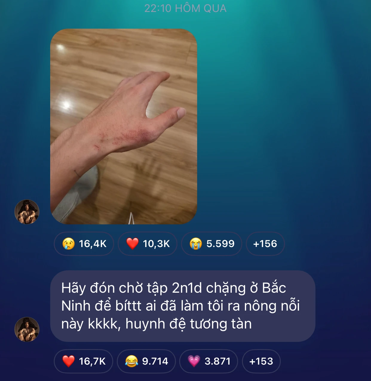 HIEUTHUHAI gặp sự cố, bị fan cuồng kéo áo sờ soạng, clip khiến netizen bức xúc - Hình 3