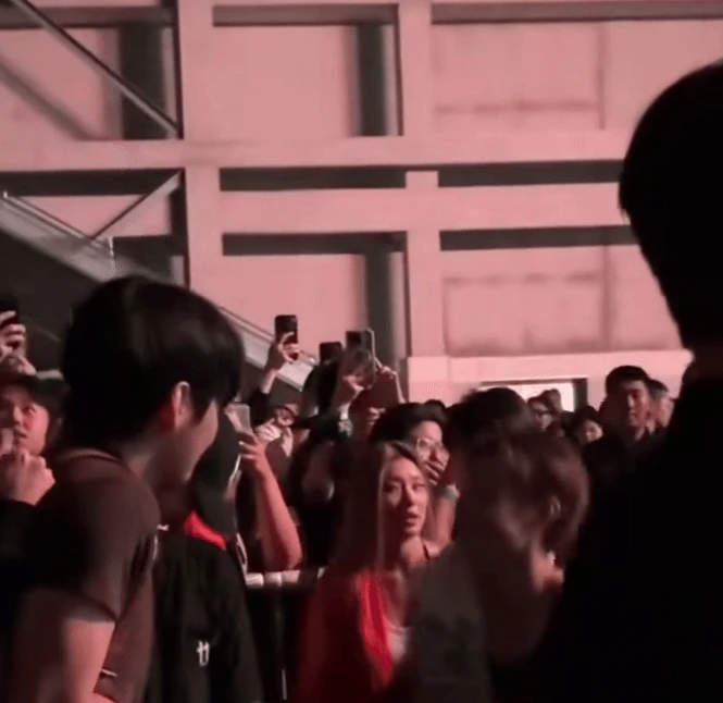 V (BTS) lộ tình tin đồn mới, fan khen hết lời, khẳng định vượt Jennie? - Hình 3