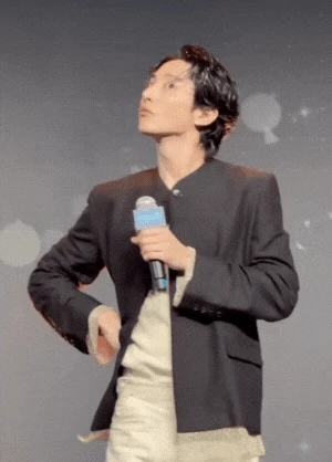 Bạn thân G-Dragon hành động bất thường, mắt trợn tròn, cười ngờ nghệch như dọa ma khán giả giữa sự kiện - Hình 3