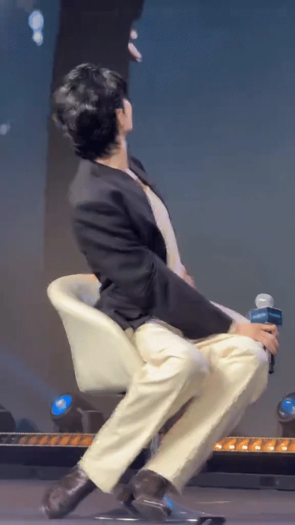 Bạn thân G-Dragon hành động bất thường, mắt trợn tròn, cười ngờ nghệch như dọa ma khán giả giữa sự kiện - Hình 4