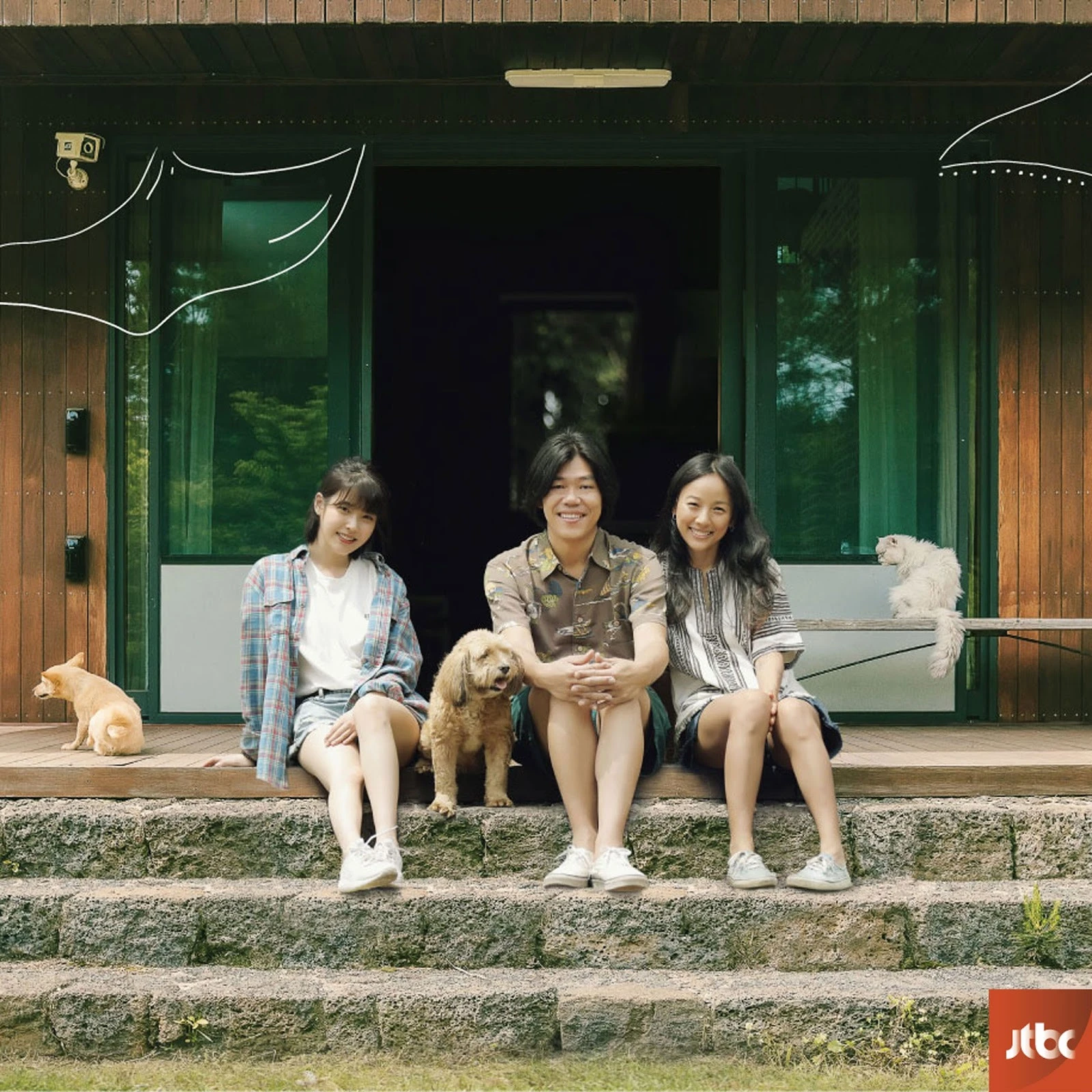 IU và Lee Hyori rộ nghi vấn nghỉ chơi với nhau, liên quan đến một người đàn ông? - Hình 1