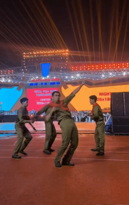 Nam chính Mưa Đỏ bị đồng đội bỏ lại ngay tại sân vận động Mỹ Đình vì có 1 hành động quá mắc cỡ - Hình 2
