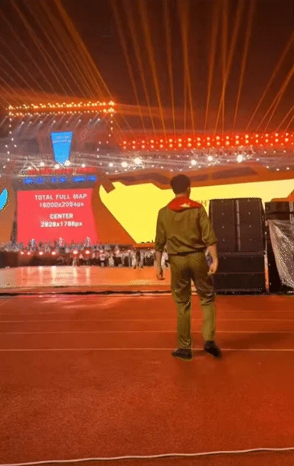 Nam chính Mưa Đỏ bị đồng đội bỏ lại ngay tại sân vận động Mỹ Đình vì có 1 hành động quá mắc cỡ - Hình 4