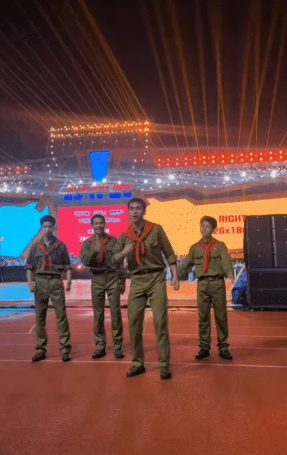 Nam chính Mưa Đỏ bị đồng đội bỏ lại ngay tại sân vận động Mỹ Đình vì có 1 hành động quá mắc cỡ - Hình 1