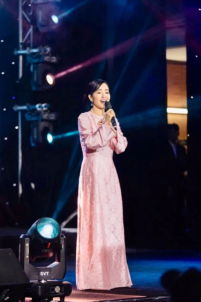 Diva Hồng Nhung quá flop, phải gọi tên Sơn Tùng MTP, netizen hết hồn vì? - Hình 2