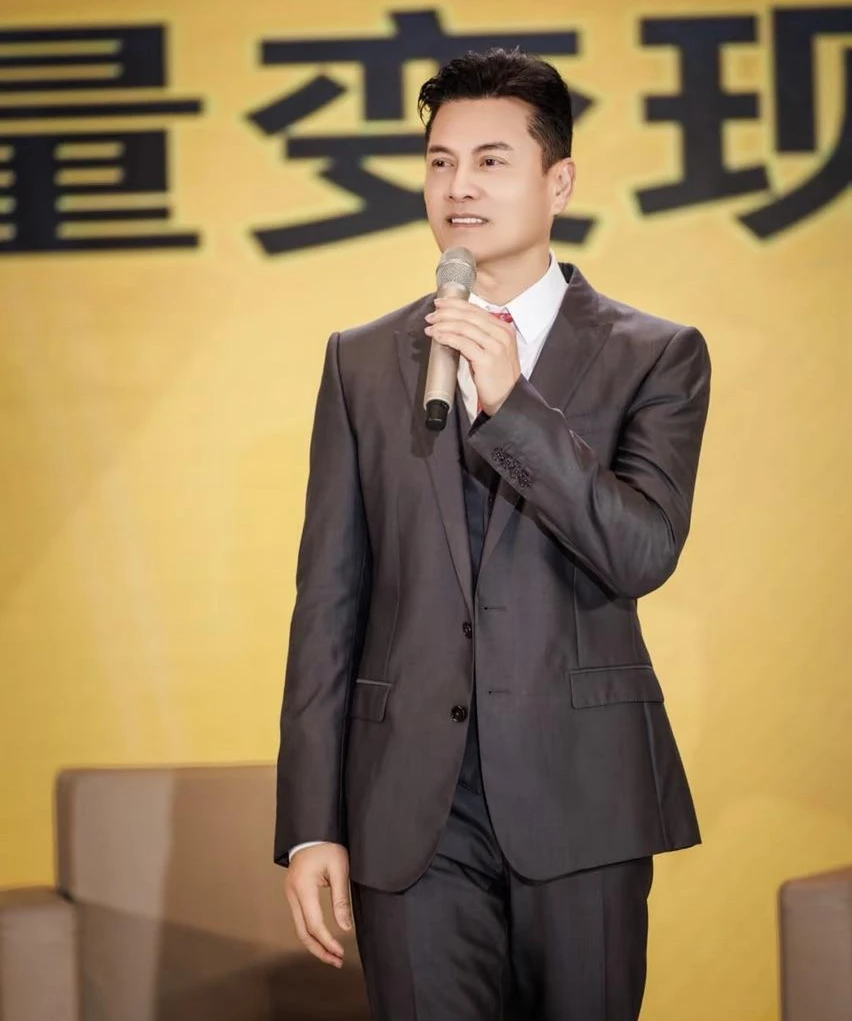 Lữ Lương Vỹ: Triển Chiêu sinh ở VN: 3 đời vợ, là tỷ phú, U70 vẫn phong độ - Hình 8