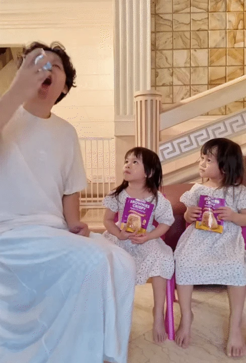 Ông bố trẻ chuyên mặc váy, dạy 3 gái rượu cách đi đứng nói cười duyên dáng: Loạt clip triệu view khiến dân mạng tan chảy - Hình 10