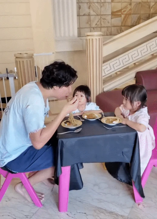 Ông bố trẻ chuyên mặc váy, dạy 3 gái rượu cách đi đứng nói cười duyên dáng: Loạt clip triệu view khiến dân mạng tan chảy - Hình 14
