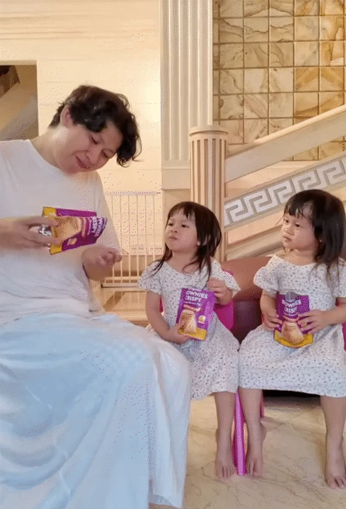Ông bố trẻ chuyên mặc váy, dạy 3 gái rượu cách đi đứng nói cười duyên dáng: Loạt clip triệu view khiến dân mạng tan chảy - Hình 11