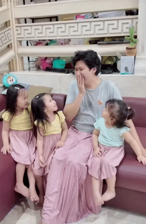 Ông bố trẻ chuyên mặc váy, dạy 3 gái rượu cách đi đứng nói cười duyên dáng: Loạt clip triệu view khiến dân mạng tan chảy - Hình 4