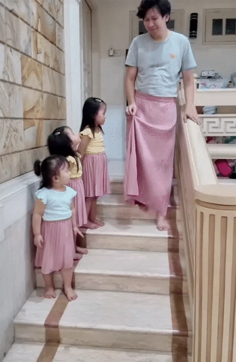Ông bố trẻ chuyên mặc váy, dạy 3 gái rượu cách đi đứng nói cười duyên dáng: Loạt clip triệu view khiến dân mạng tan chảy - Hình 2