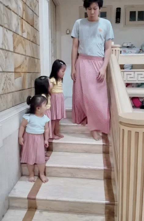 Ông bố trẻ chuyên mặc váy, dạy 3 gái rượu cách đi đứng nói cười duyên dáng: Loạt clip triệu view khiến dân mạng tan chảy - Hình 1