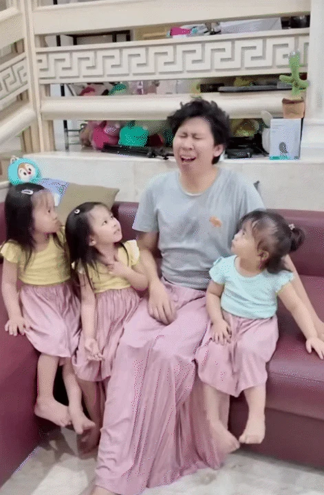 Ông bố trẻ chuyên mặc váy, dạy 3 gái rượu cách đi đứng nói cười duyên dáng: Loạt clip triệu view khiến dân mạng tan chảy - Hình 3