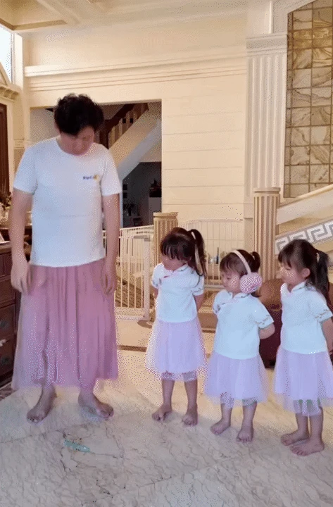 Ông bố trẻ chuyên mặc váy, dạy 3 gái rượu cách đi đứng nói cười duyên dáng: Loạt clip triệu view khiến dân mạng tan chảy - Hình 7