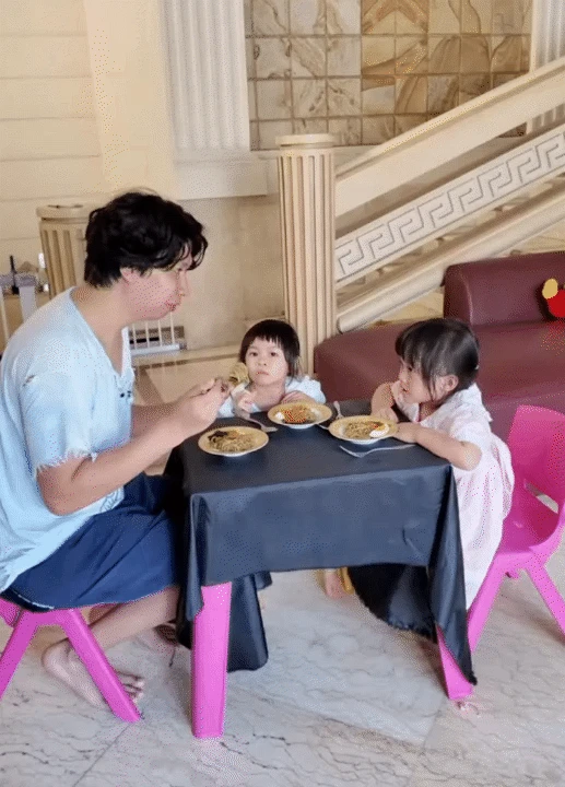 Ông bố trẻ chuyên mặc váy, dạy 3 gái rượu cách đi đứng nói cười duyên dáng: Loạt clip triệu view khiến dân mạng tan chảy - Hình 15