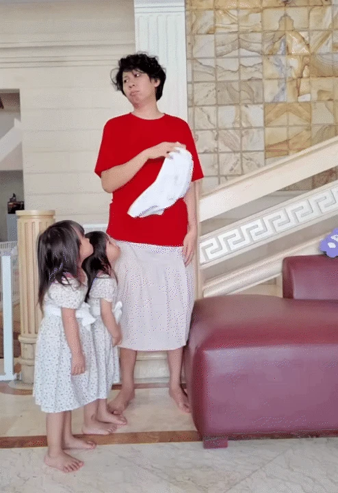 Ông bố trẻ chuyên mặc váy, dạy 3 gái rượu cách đi đứng nói cười duyên dáng: Loạt clip triệu view khiến dân mạng tan chảy - Hình 12