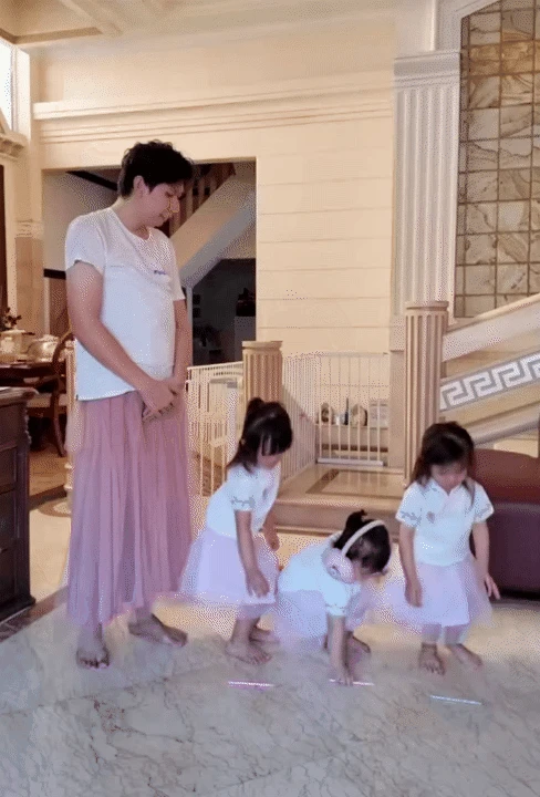 Ông bố trẻ chuyên mặc váy, dạy 3 gái rượu cách đi đứng nói cười duyên dáng: Loạt clip triệu view khiến dân mạng tan chảy - Hình 9