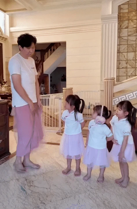 Ông bố trẻ chuyên mặc váy, dạy 3 gái rượu cách đi đứng nói cười duyên dáng: Loạt clip triệu view khiến dân mạng tan chảy - Hình 8
