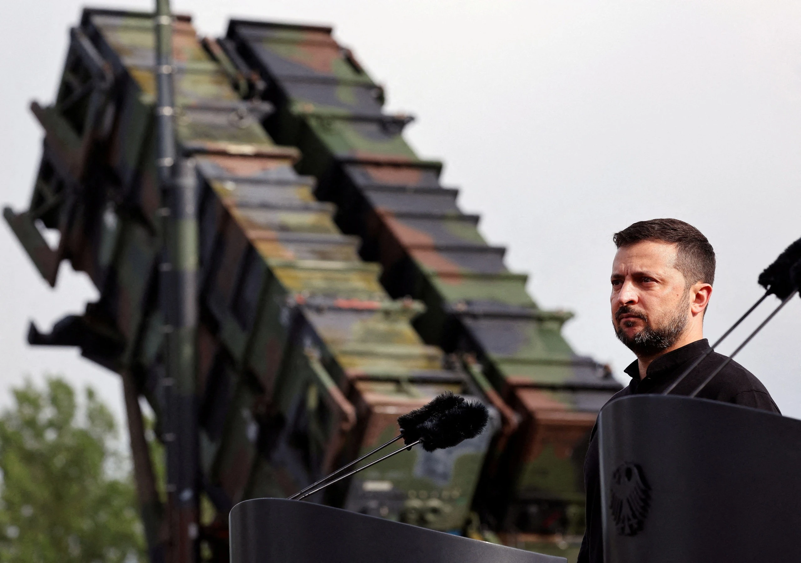Ukraine sắp nhận tên lửa Patriot, HIMARS - Hình 1