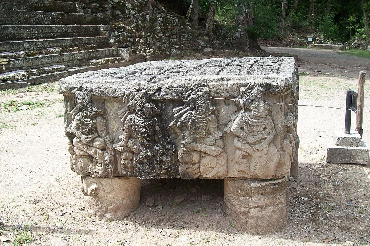 Bí ẩn về chữ viết bí ẩn trên bàn thờ Maya sau 1.300 năm được giải đáp - Hình 2