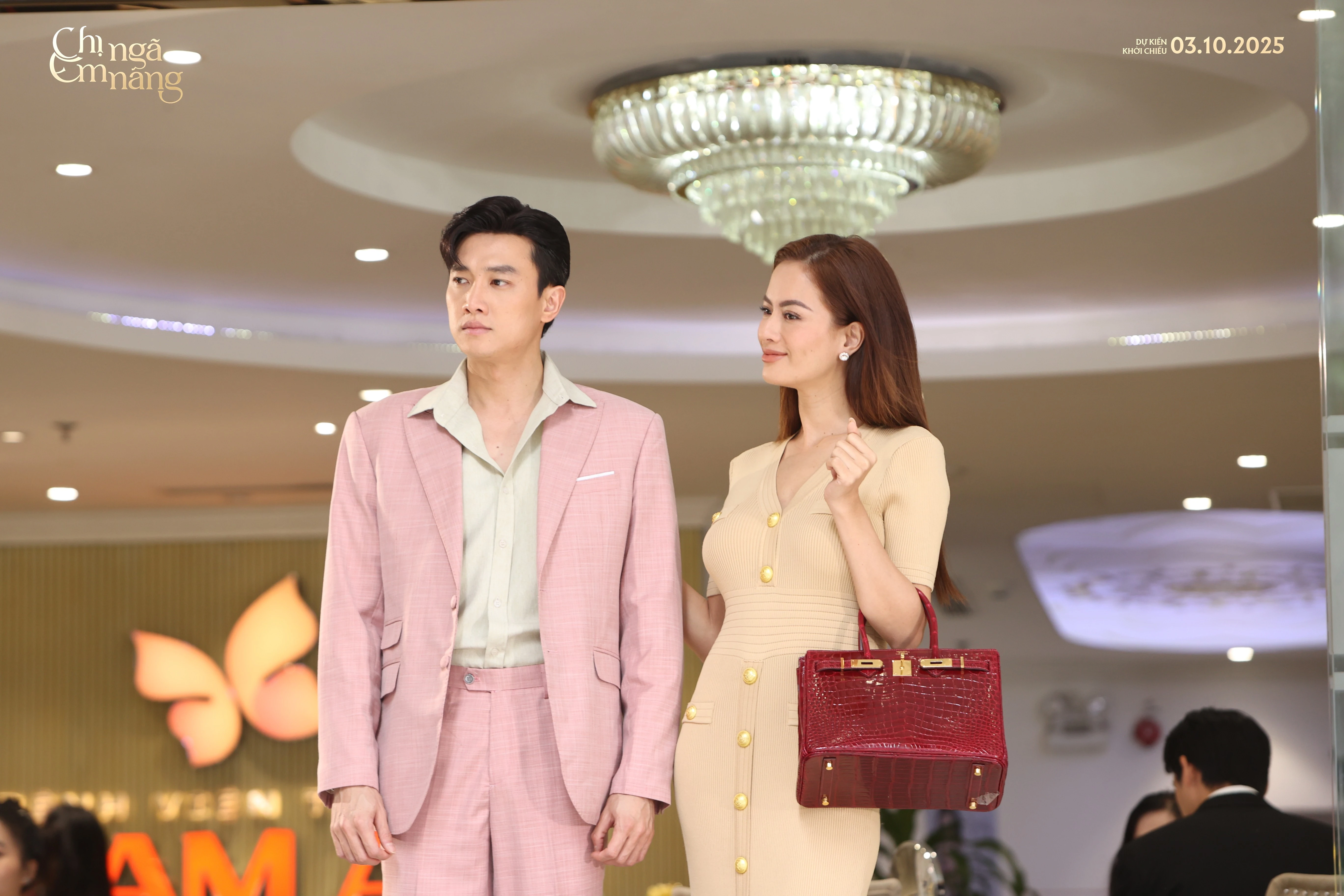 Lê Khánh sang chảnh hết cỡ với tạo hình phú bà trong Chị ngã em nâng - Hình 4