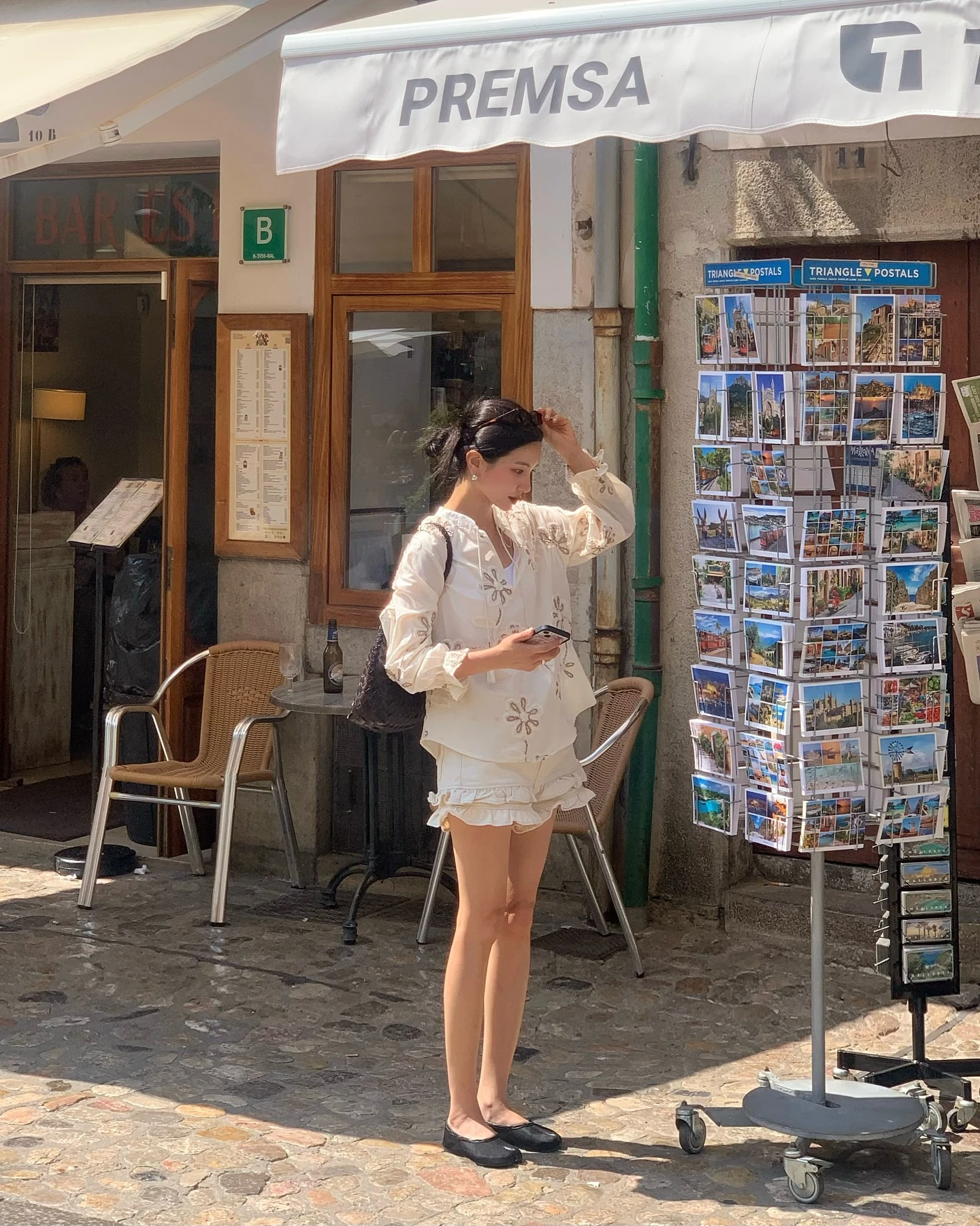 Theo đuổi phong cách tối giản, chị em không cần gì hơn ngoài 3 đôi giày này - Hình 1