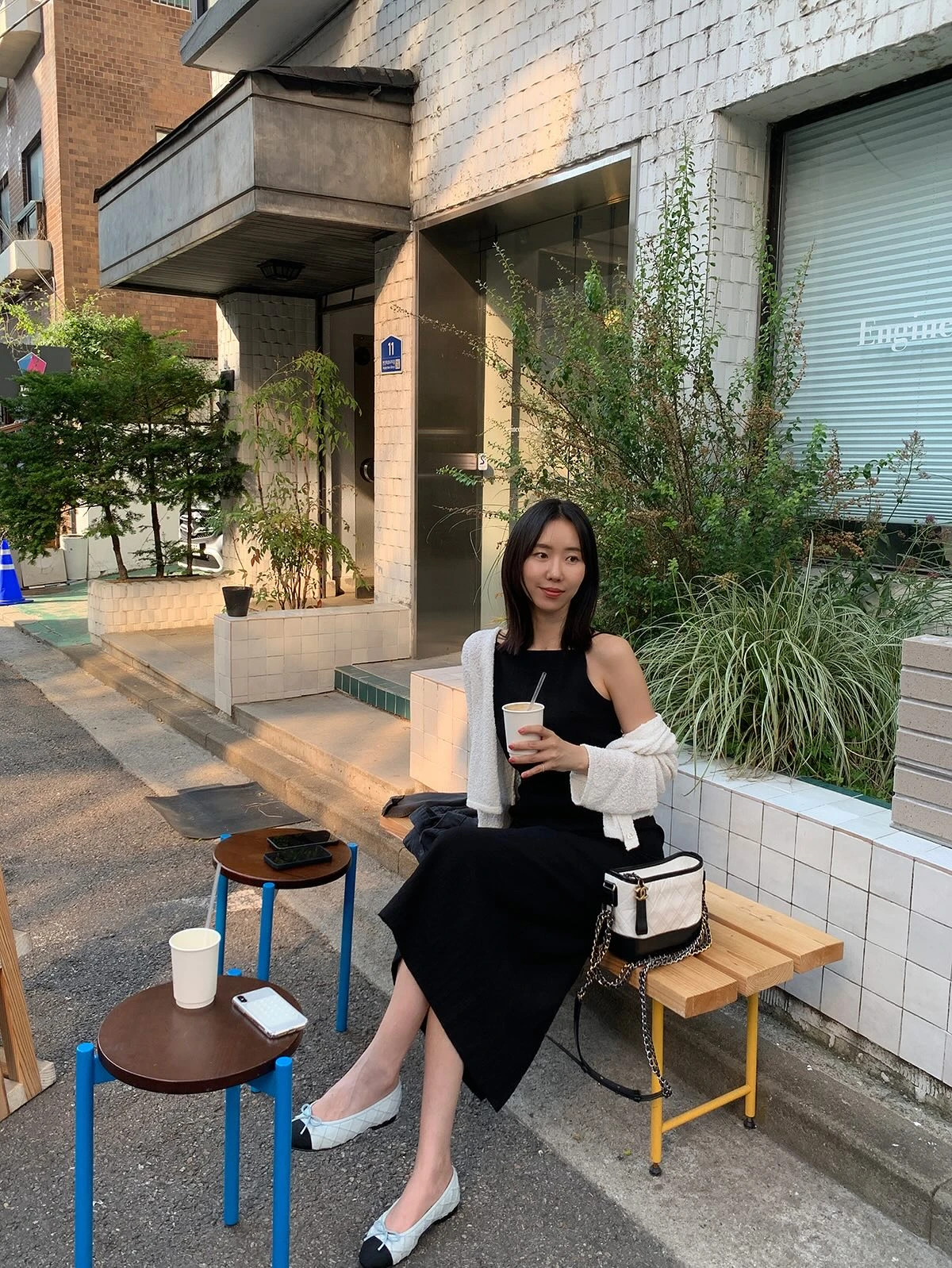 Theo đuổi phong cách tối giản, chị em không cần gì hơn ngoài 3 đôi giày này - Hình 3