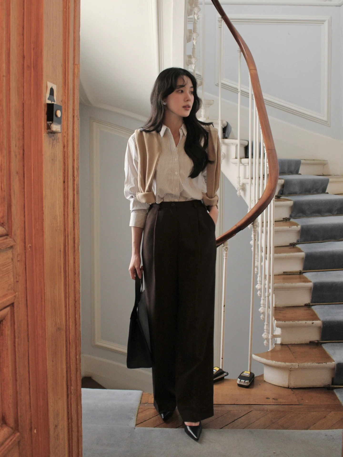 Theo đuổi phong cách tối giản, chị em không cần gì hơn ngoài 3 đôi giày này - Hình 5