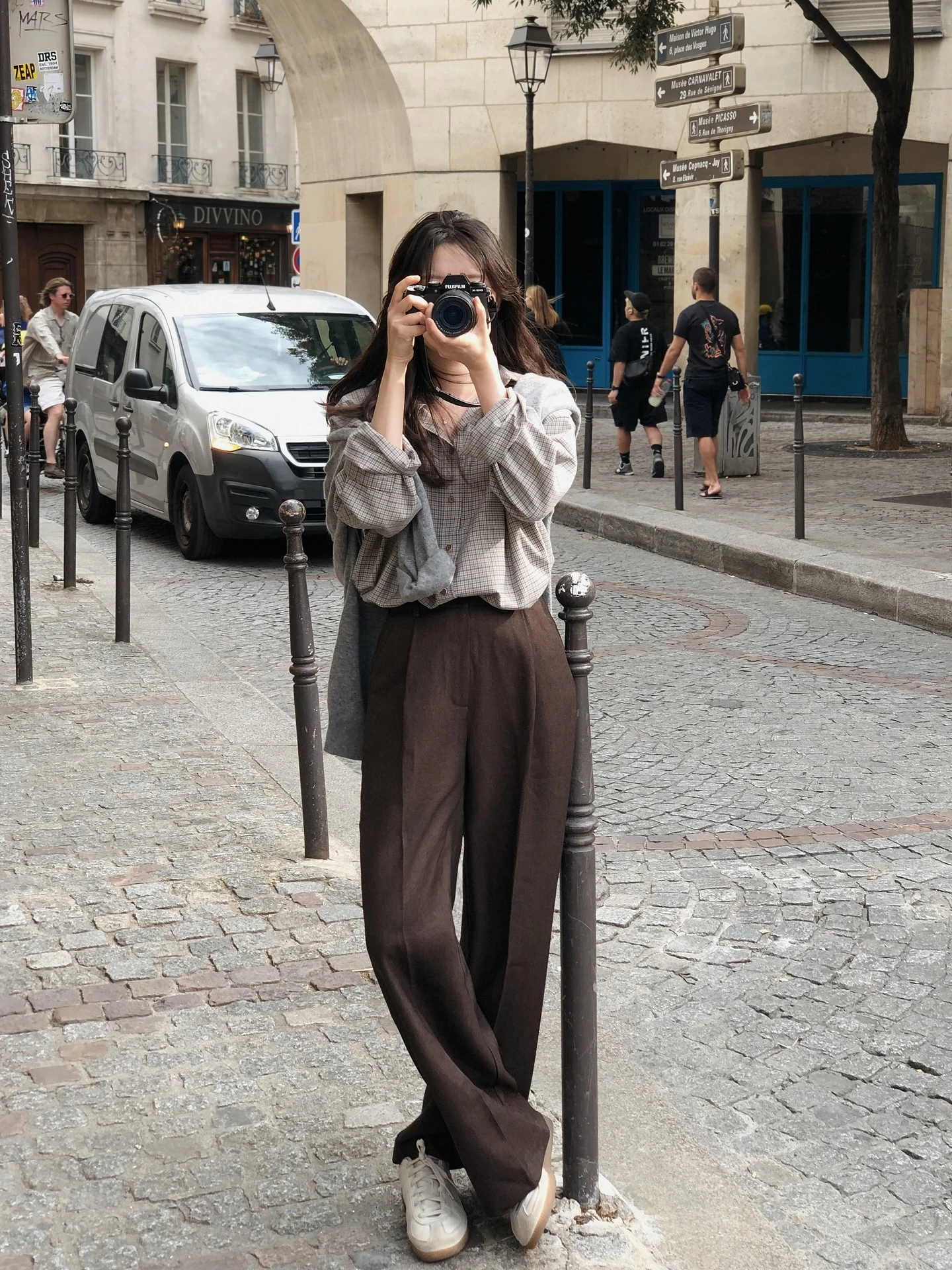 Theo đuổi phong cách tối giản, chị em không cần gì hơn ngoài 3 đôi giày này - Hình 9