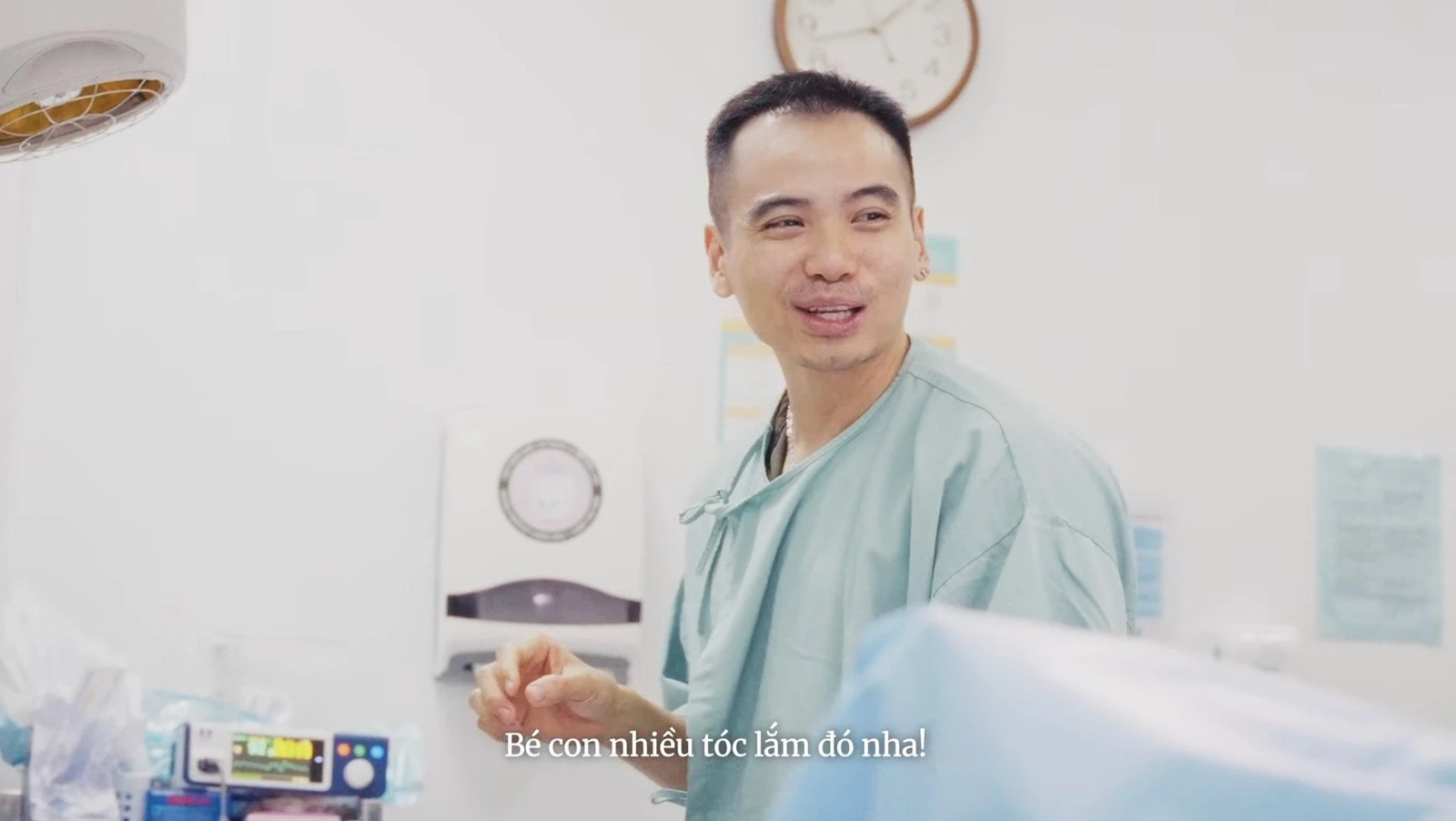 HHen Niê thèm đồ lạ trước giờ sinh, chồng khai tự làm điều sốc lúc con chào đời - Hình 4