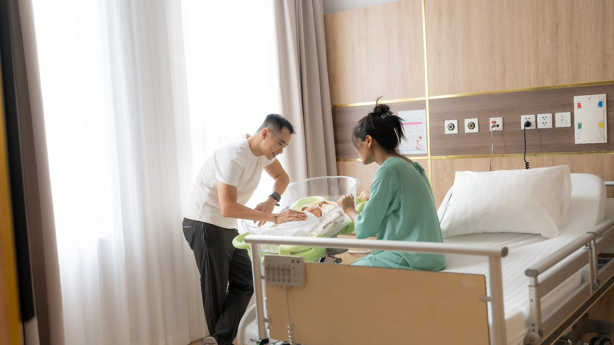 HHen Niê thèm đồ lạ trước giờ sinh, chồng khai tự làm điều sốc lúc con chào đời - Hình 1