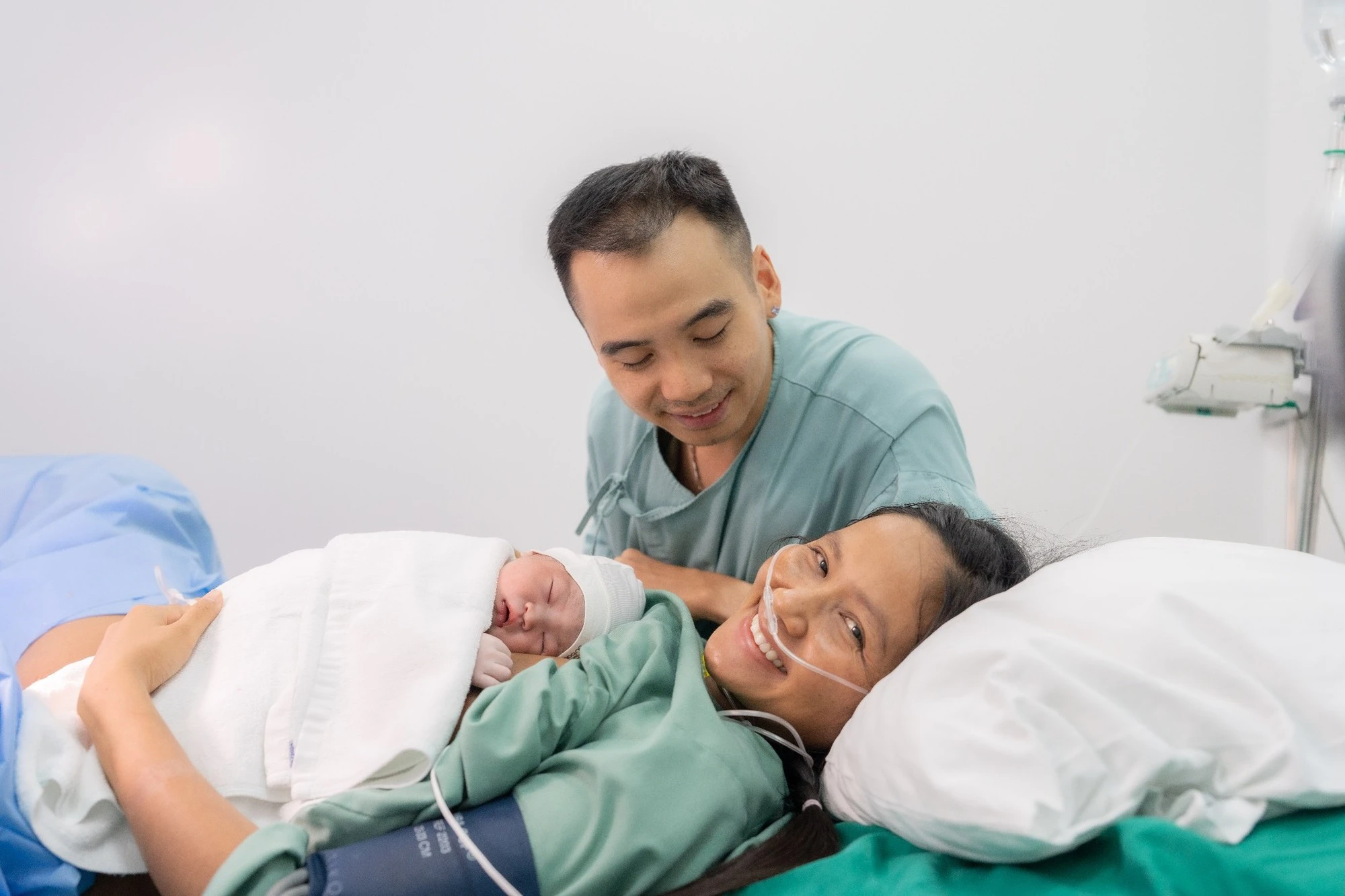 Vợ chồng Hoa hậu HHen Niê thức trắng đêm trông con, chắt chiu từng giọt sữa non cho con bú - Hình 1
