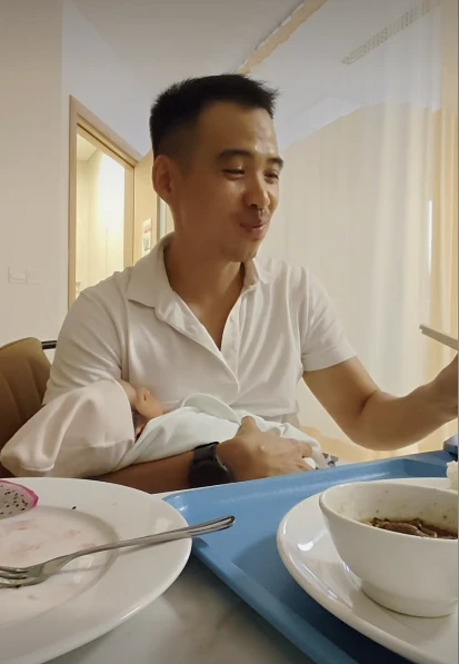 Vợ chồng Hoa hậu HHen Niê thức trắng đêm trông con, chắt chiu từng giọt sữa non cho con bú - Hình 4