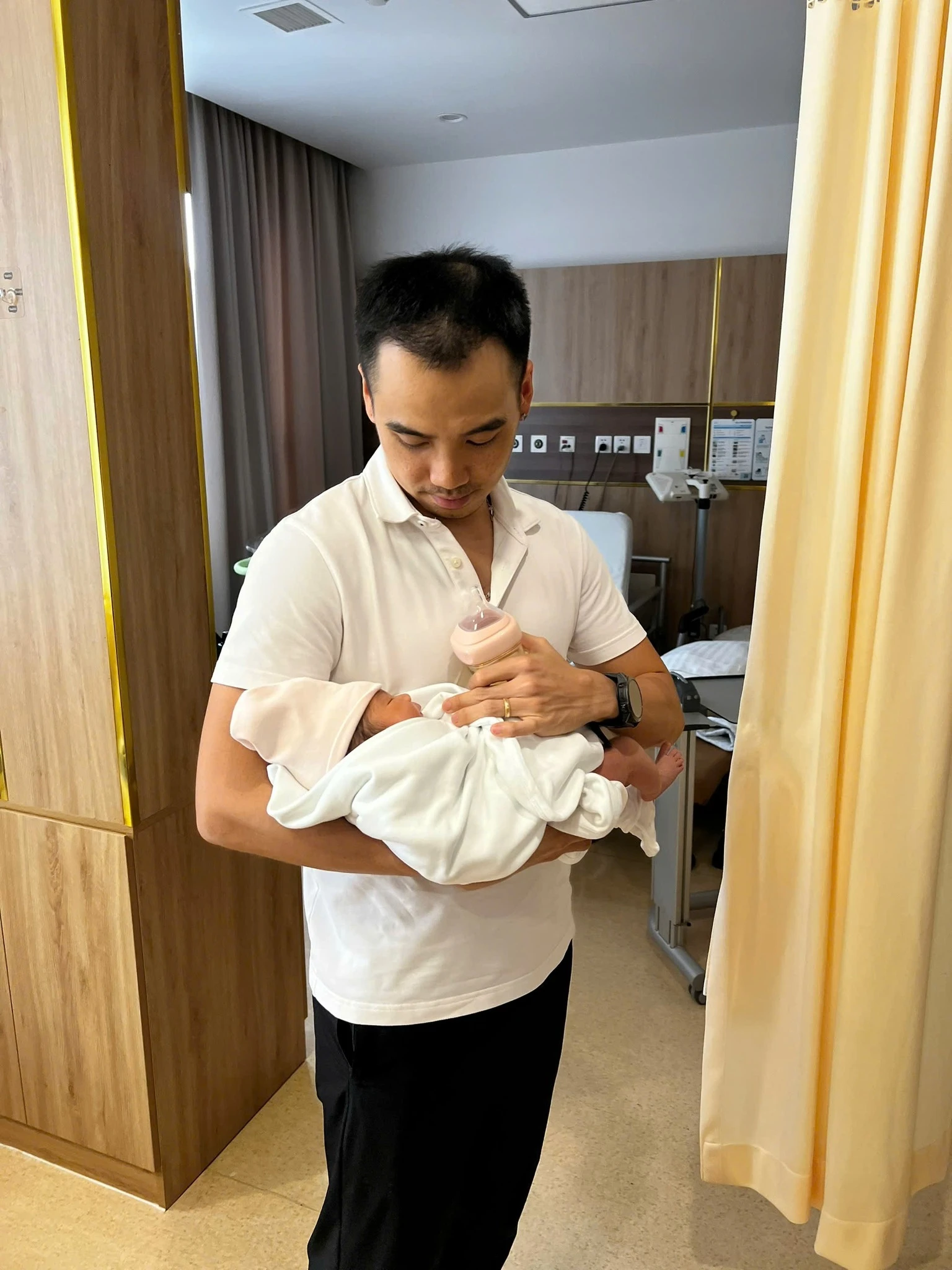 Vợ chồng Hoa hậu HHen Niê thức trắng đêm trông con, chắt chiu từng giọt sữa non cho con bú - Hình 3