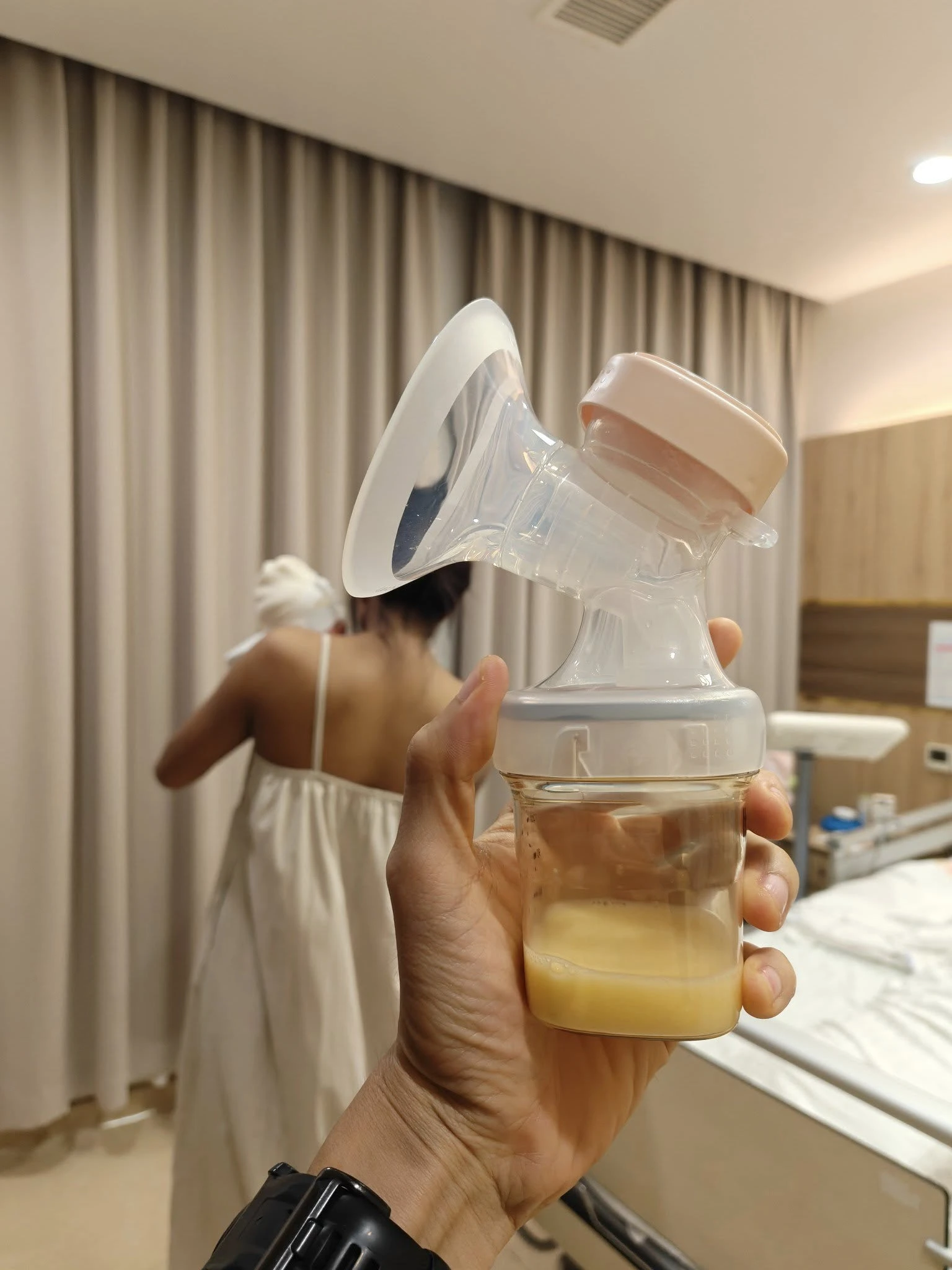 Vợ chồng Hoa hậu HHen Niê thức trắng đêm trông con, chắt chiu từng giọt sữa non cho con bú - Hình 2