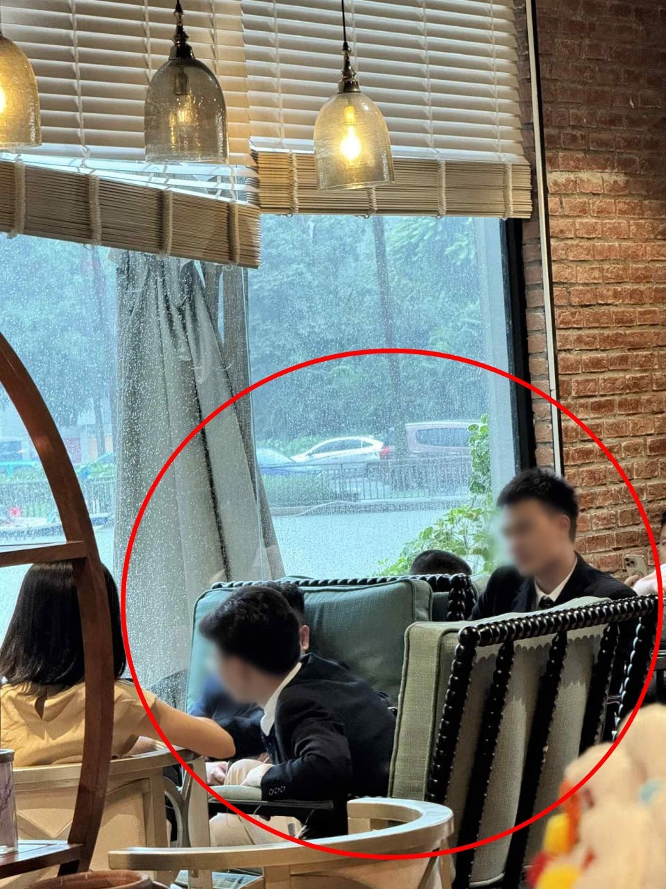 Tổng tài nhắn nhủ đàn em vừa bị bắt, mẹ nhân viên quán cafe liền nói sốc? - Hình 3