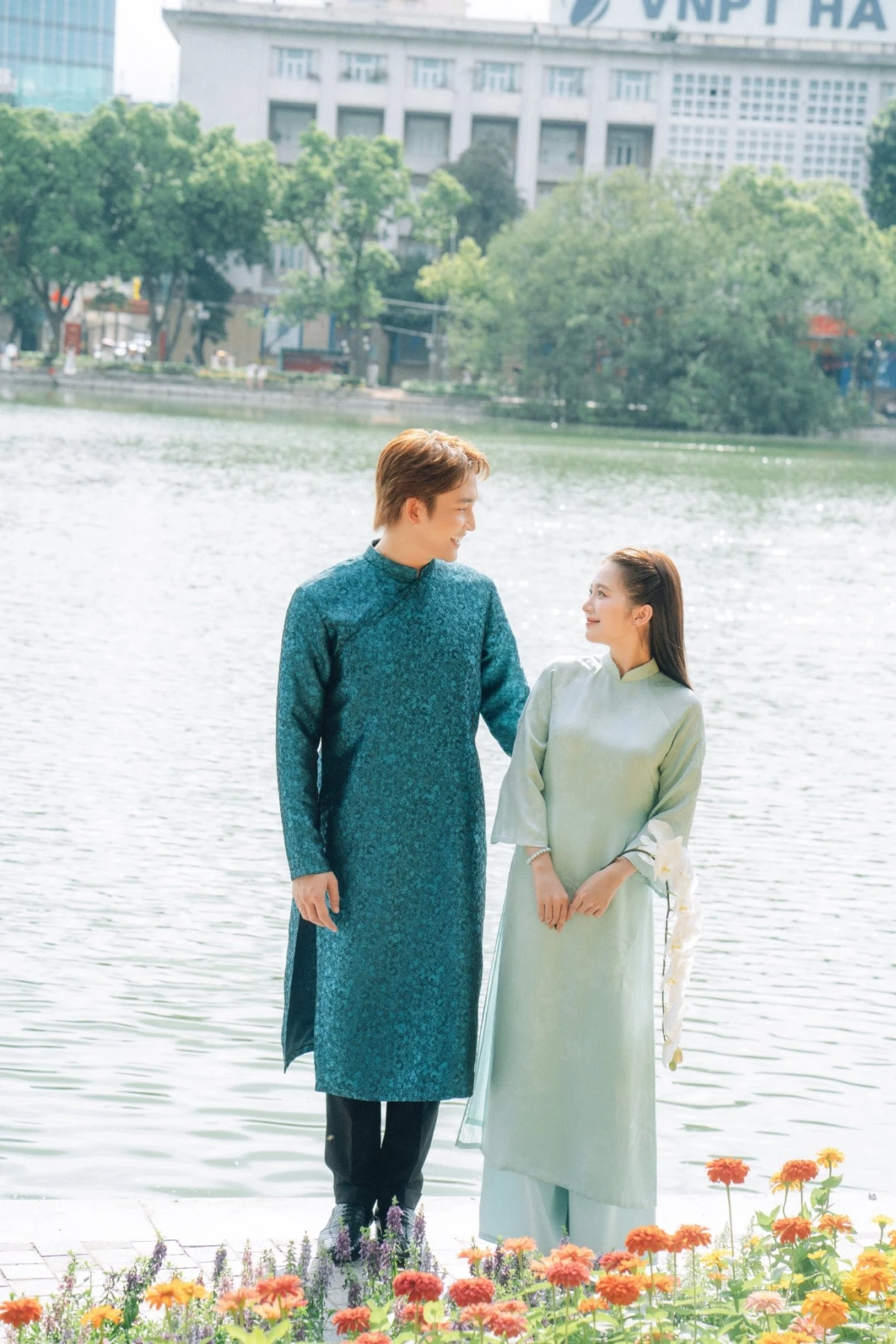 Đình Tú Ngọc Huyền khoe ảnh cưới lãng mạn giữa lòng Hà Nội - Hình 11