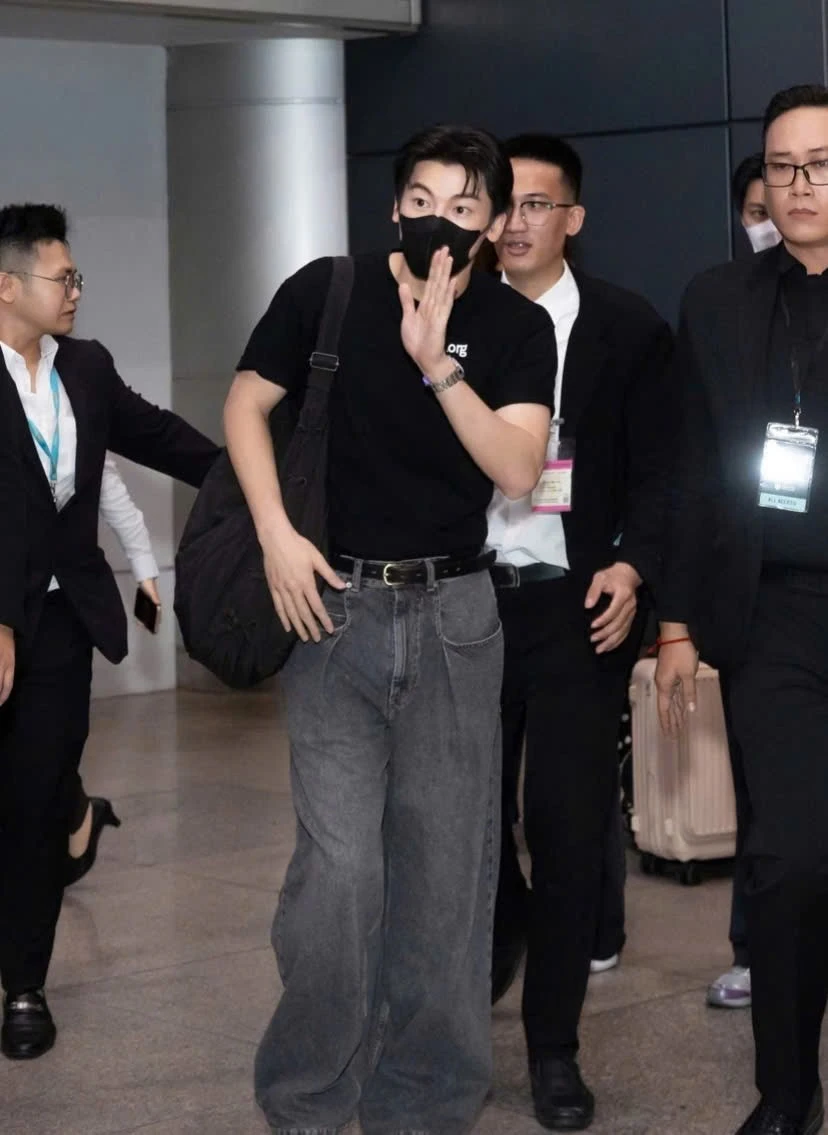 Hứa Quang Hán hạ cánh Việt Nam, gặp sự cố lạ, ghi điểm nhờ 1 hành động đặc biệt! - Hình 1
