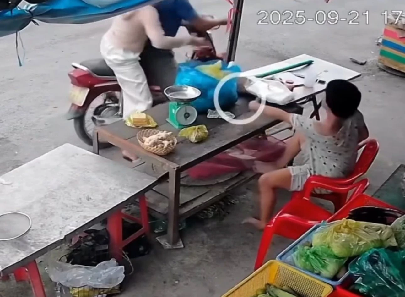 Bắt giữ khẩn cấp nghi phạm vụ cướp điện thoại người phụ nữ khuyết tật ở Tây Ninh - Hình 3