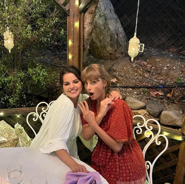 Đám cưới Selena Gomez xảy ra biến lớn, Taylor Swift đã căng? - Hình 4